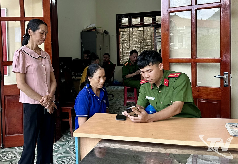 Công an xã Nam Cường hỗ trợ, hướng dẫn người dân cài đặt ứng dụng VNeID.