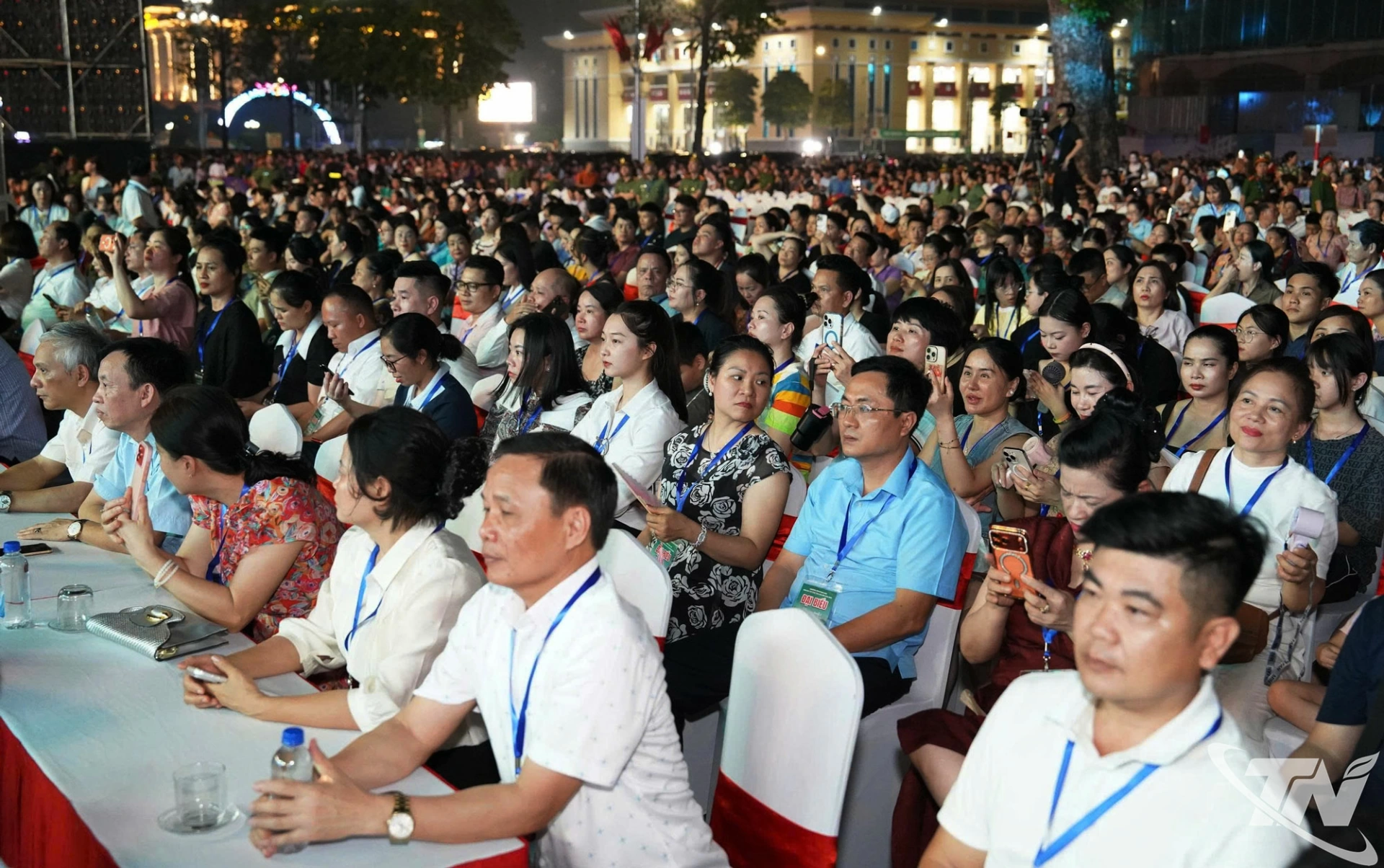 Các đại biểu và đông đảo nhân dân, du khách tham dự.