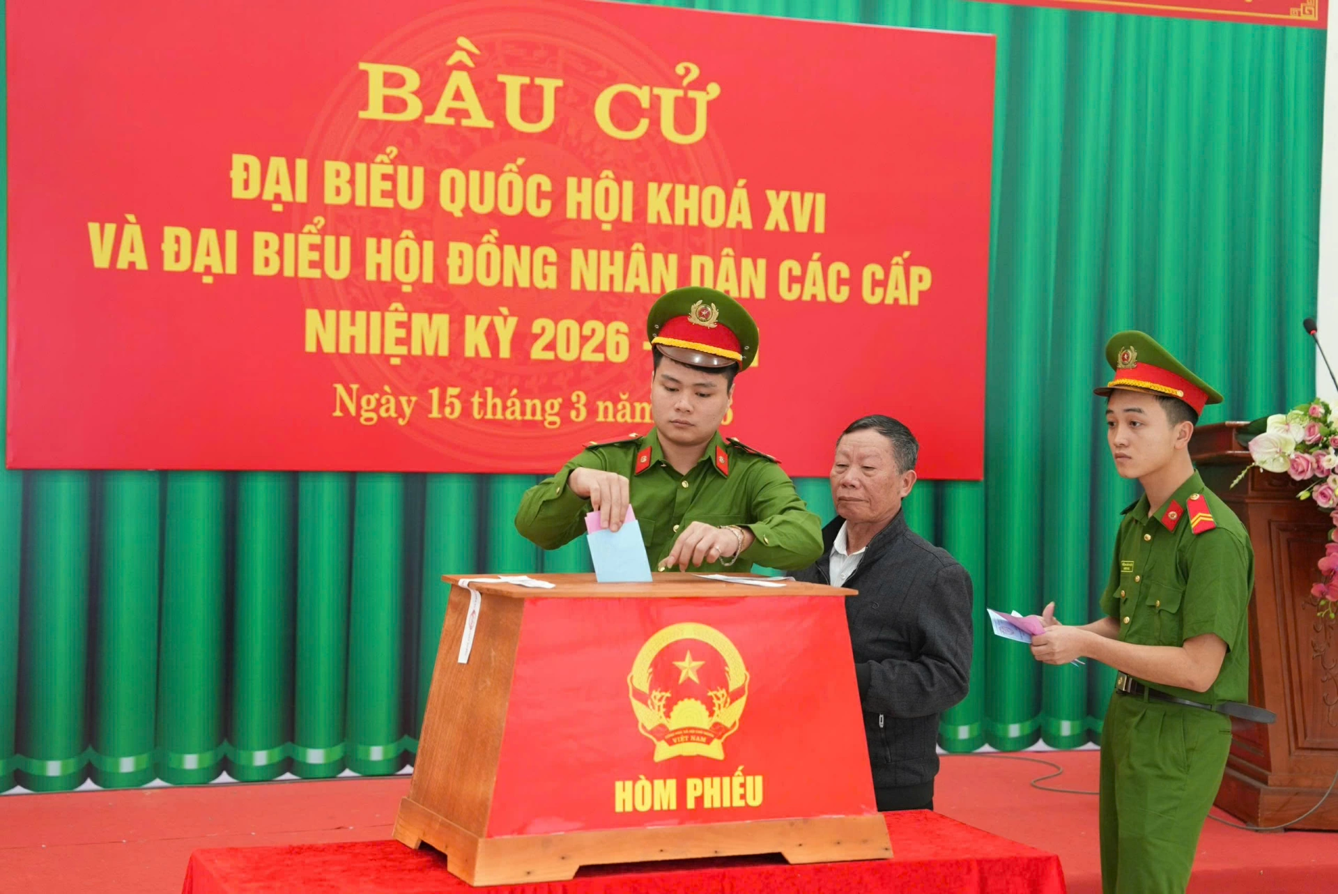 Cán bộ, chiến sĩ công an tham gia bầu cử.