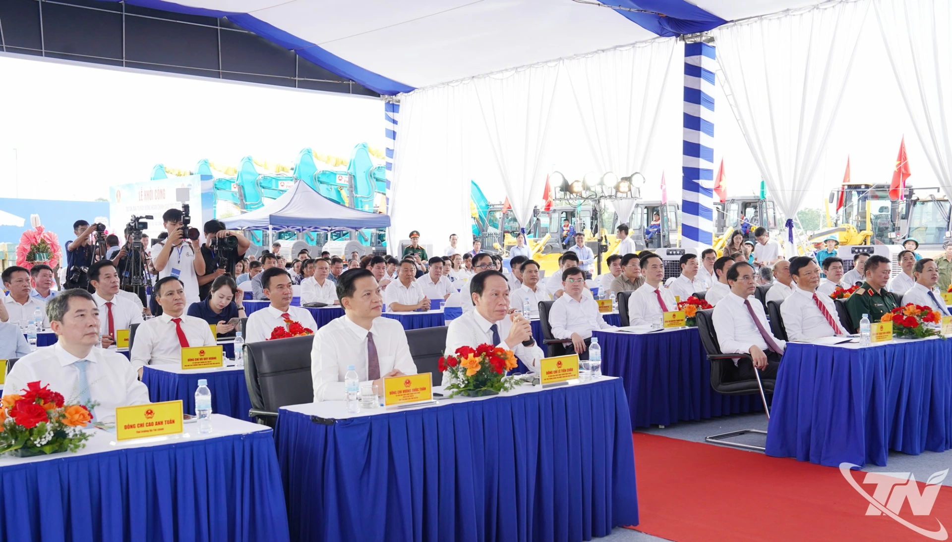 Các đồng chí lãnh đạo và đại biểu dự Lễ khởi công.