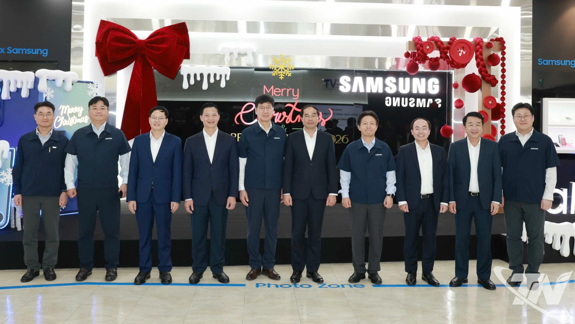 Thường trực Tỉnh ủy Thái Nguyên chụp ảnh cùng lãnh đạo Samsung Việt Nam tại buổi làm việc.