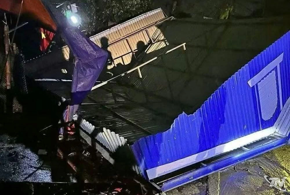 Giông lốc, mưa đá khiến nhiều nhà dân bị tốc mái, sập trần nhà, hỏng đồ dùng sinh hoạt.