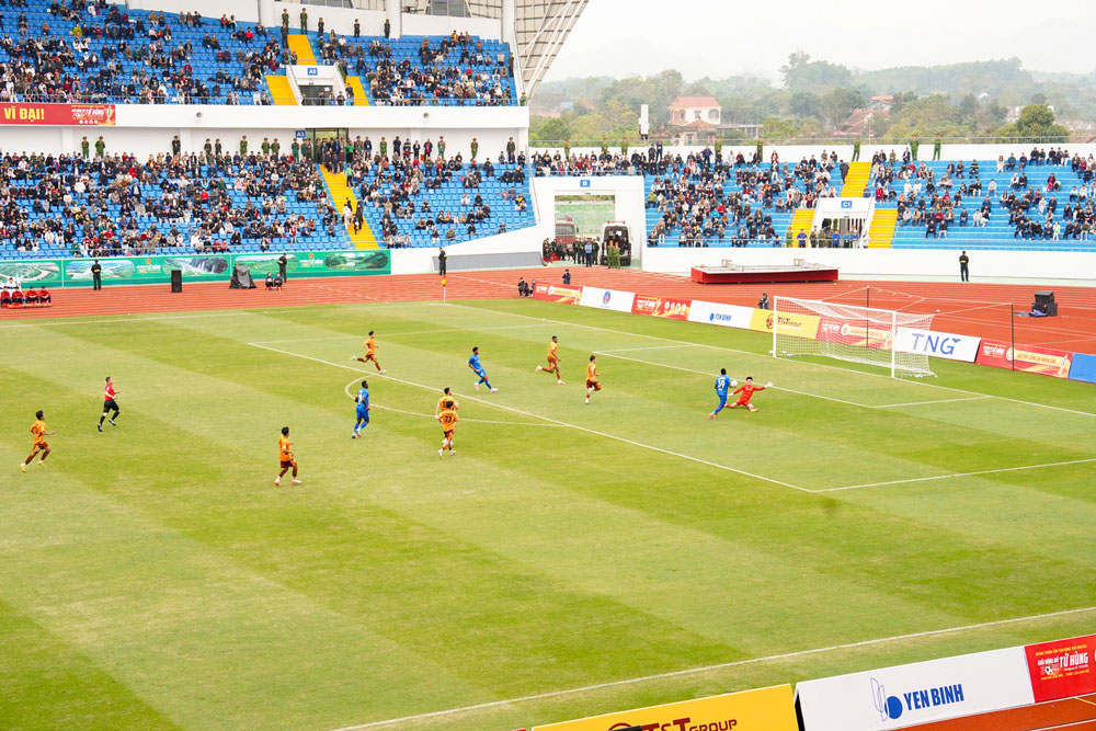 Trong khi đ&oacute;, PVF C&ocirc;ng an nh&acirc;n d&acirc;n chủ động đẩy cao đội h&igrave;nh, chơi pressing tầm cao để t&igrave;m b&agrave;n thắng sớm.