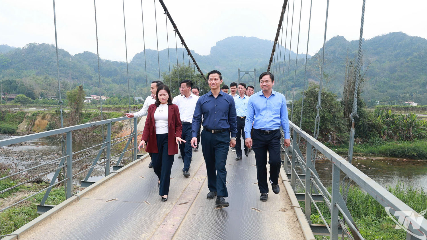 Đoàn công tác kiểm tra phương án đầu tư Dự án xây dựng cầu Tân Kỳ.