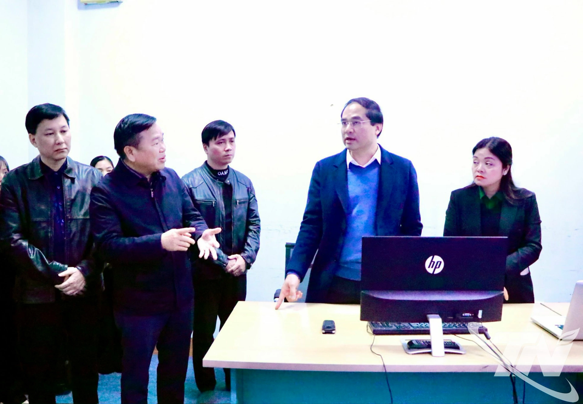 Lãnh đạo Sở Khoa học và Công nghệ báo cáo đồng chí Bí thư Tỉnh ủy và Đoàn công tác về tình hình hoạt động của Trung tâm.