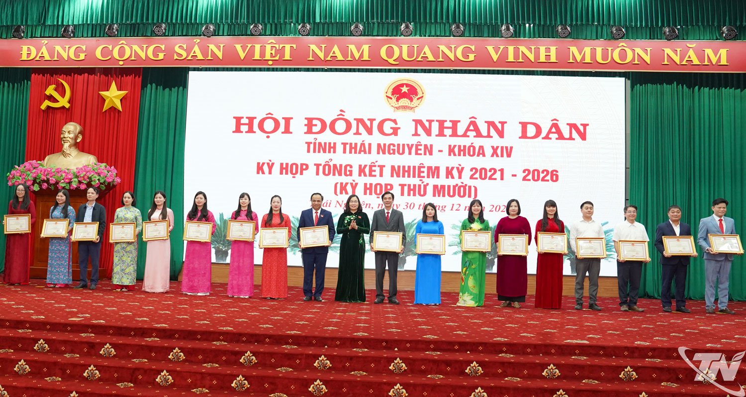 Đồng ch&iacute; Ph&oacute; Chủ tịch HĐND tỉnh Trần Thị Lộc trao Bằng khen cho c&aacute;c c&aacute; nh&acirc;n c&oacute; nhiều th&agrave;nh t&iacute;ch trong phong tr&agrave;o thi đua &ldquo;Đổi mới v&agrave; n&acirc;ng cao năng lực, hiệu quả hoạt động của HĐND tỉnh Th&aacute;i Nguy&ecirc;n, nhiệm kỳ 2021-2026&rdquo;.