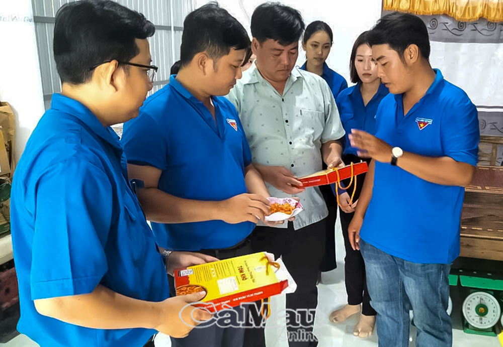Anh Hải chia sẻ kinh nghiệm cho c&aacute;c thanh ni&ecirc;n khởi nghiệp.