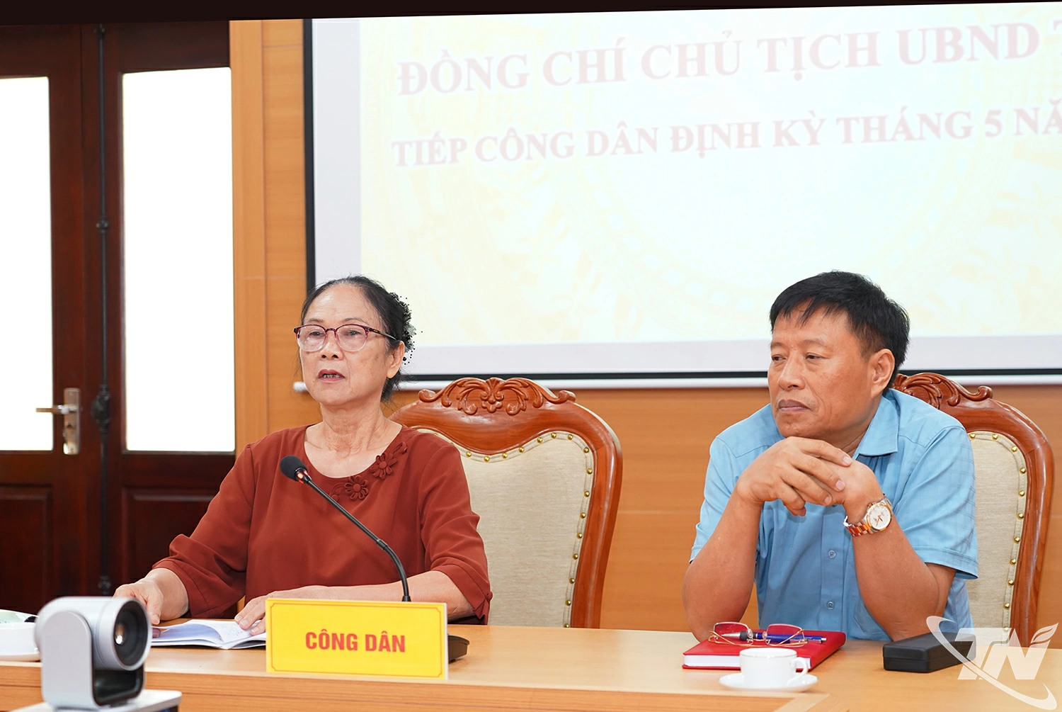 Đại diện 24 hộ dân tại Khu dân cư số 9, phường Phan Đình Phùng phát biểu tại buổi làm việc.