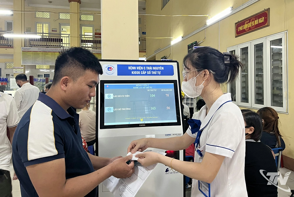 Người nhà bệnh nhân bấm đăng ký khám, chữa bệnh trên hệ thống, tại Bệnh viện C Thái Nguyên.