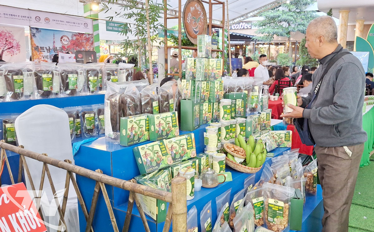 N&ocirc;ng sản Th&aacute;i Nguy&ecirc;n được kết nối ti&ecirc;u thụ đa dạng, từ hội chợ thương mại đến c&aacute;c nền tảng mạng x&atilde; hội v&agrave; s&agrave;n thương mại điện tử.