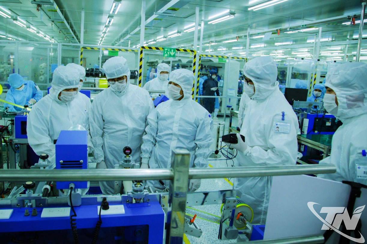 Một nhiệm vụ chiến lược đặt ra trong&nbsp;hoạt động&nbsp;ngoại giao kinh tế l&agrave; đẩy mạnh chuyển giao c&ocirc;ng nghệ trong c&aacute;c lĩnh vực huyết mạch (như năng lượng, c&ocirc;ng nghiệp b&aacute;n dẫn...); từng bước tham gia s&acirc;u hơn v&agrave;o chuỗi gi&aacute; trị c&ocirc;ng nghệ cao to&agrave;n cầu.