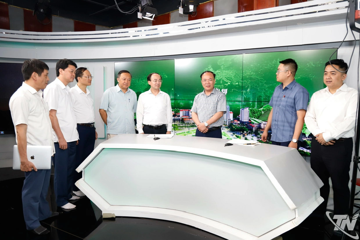 Đồng chí Nguyễn Đăng Bình thăm Trường quay S1, Báo và Phát thanh, Truyền hình Thái Nguyên.