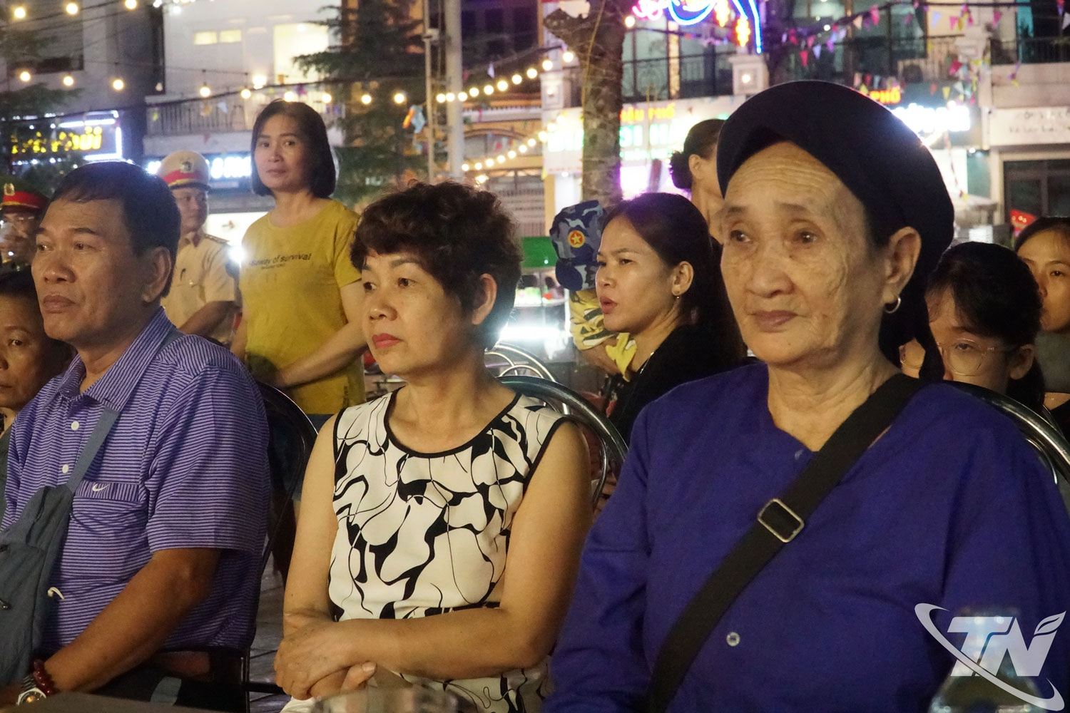 Người dân phường Bắc Kạn xem tổng duyệt chương trình.