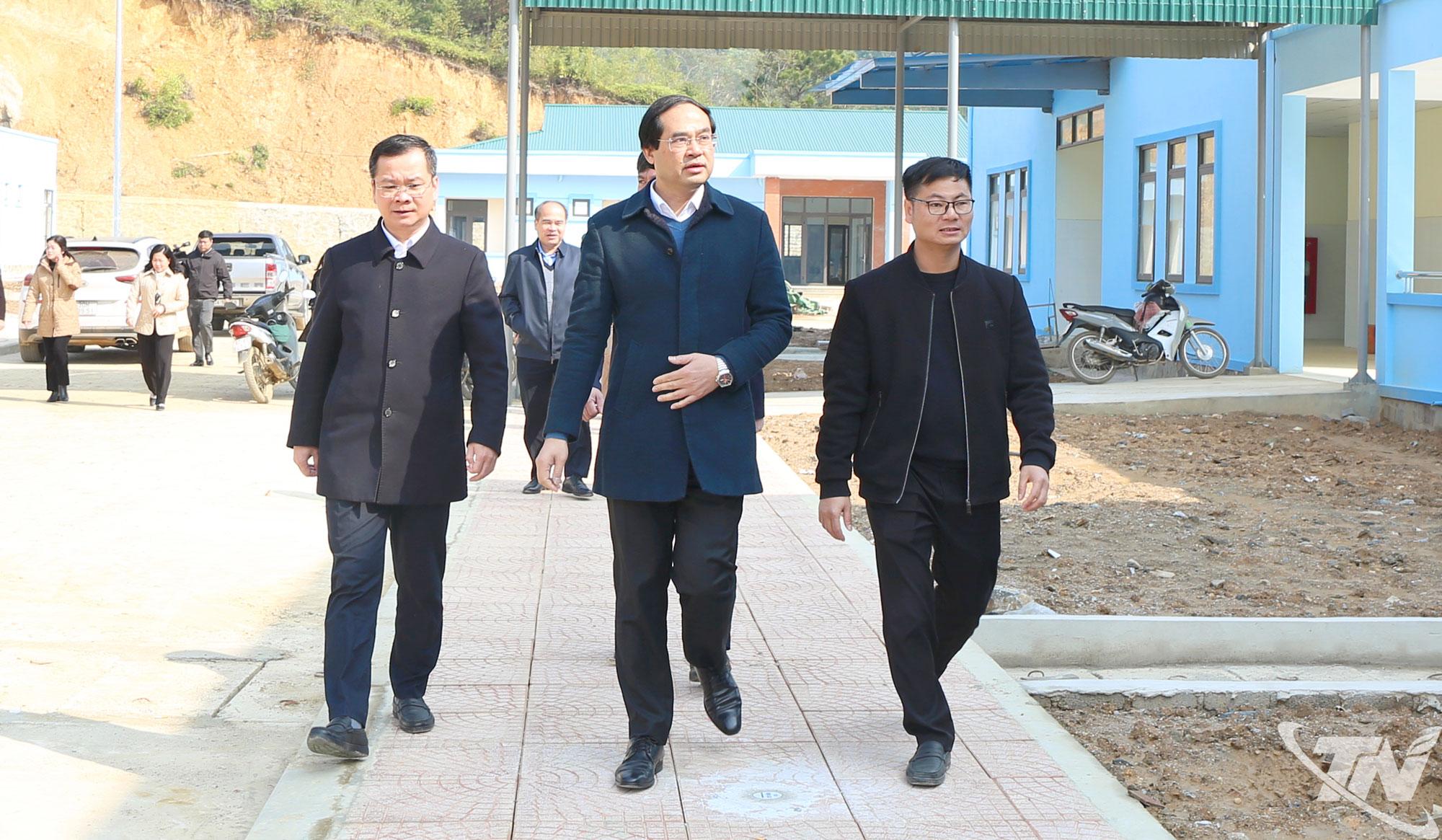 Đồng chí Bí thư Tỉnh ủy thị sát công trình Bệnh viện Ngân Sơn (xã Ngân Sơn).