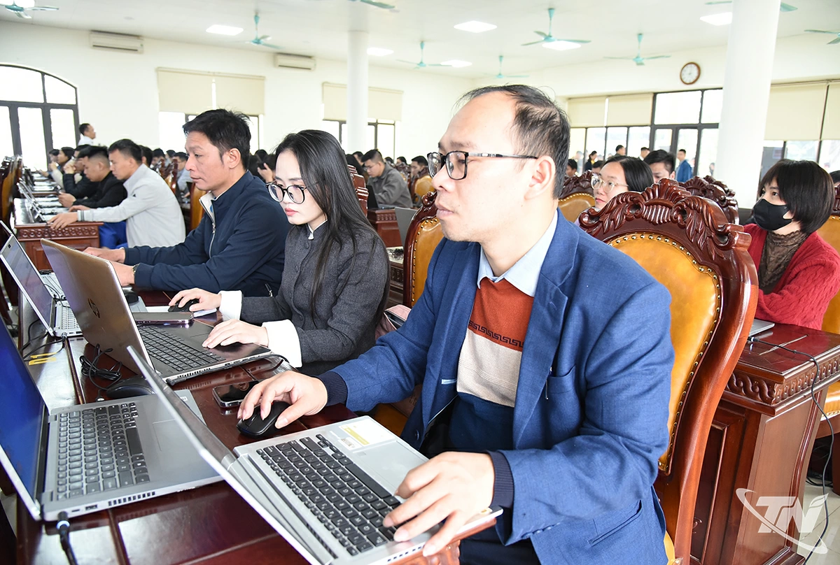 C&aacute;c đại biểu thực h&agrave;nh kỹ năng ứng cứu sự cố về an to&agrave;n th&ocirc;ng tin v&agrave; an ninh mạng.