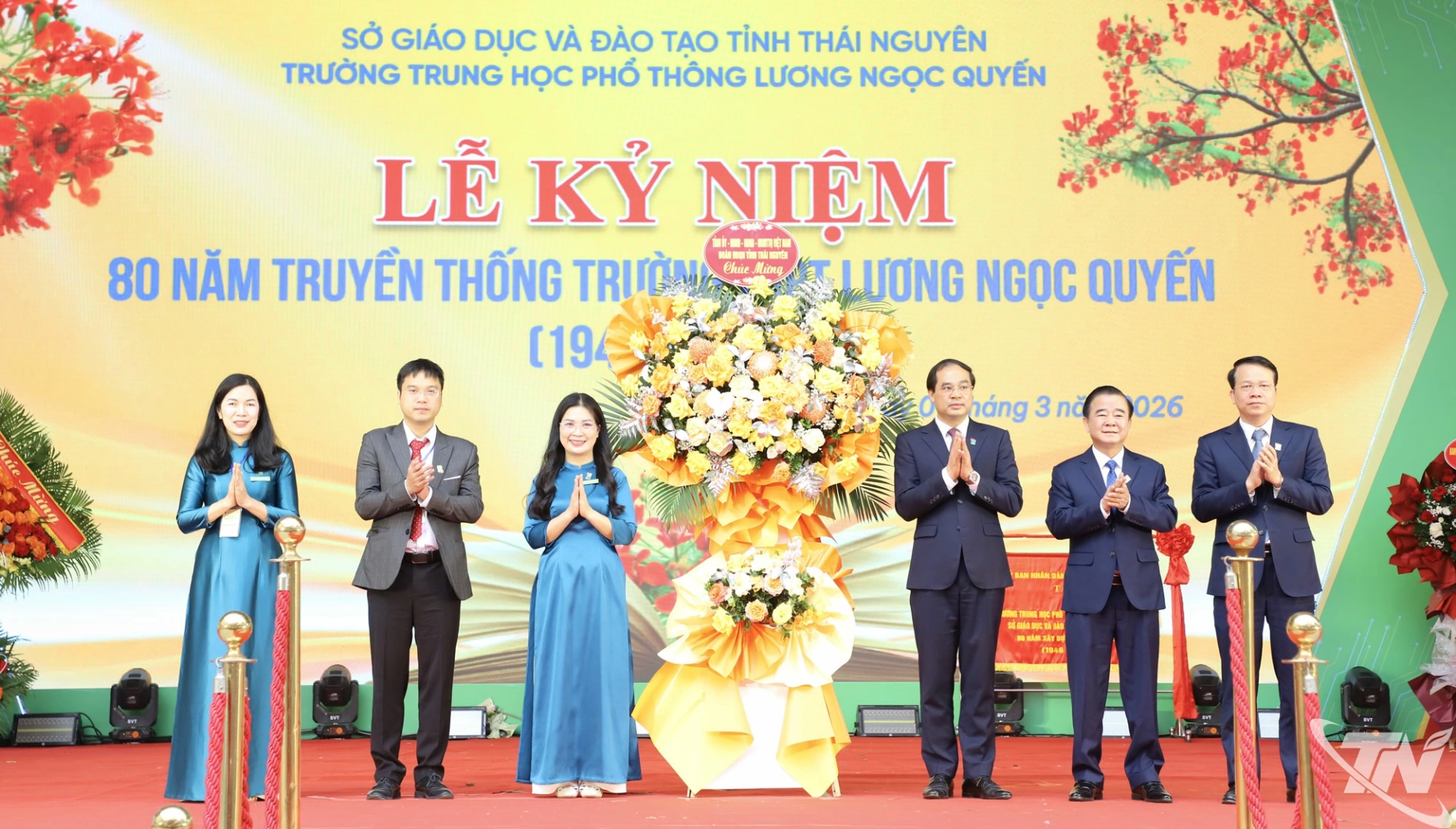 Các đồng chí lãnh đạo tỉnh chúc mừng nhà trường.