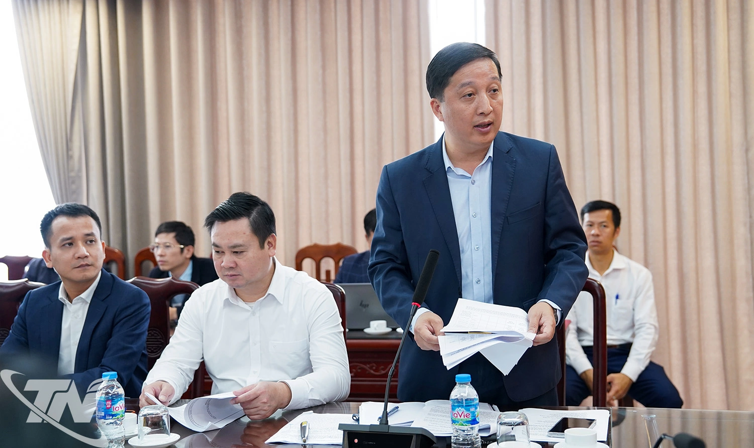 Lãnh đạo Ban Quản lý các KCN tỉnh báo cáo tiến độ triển khai các dự án đầu tư hạ tầng KCN phía nam của tỉnh.