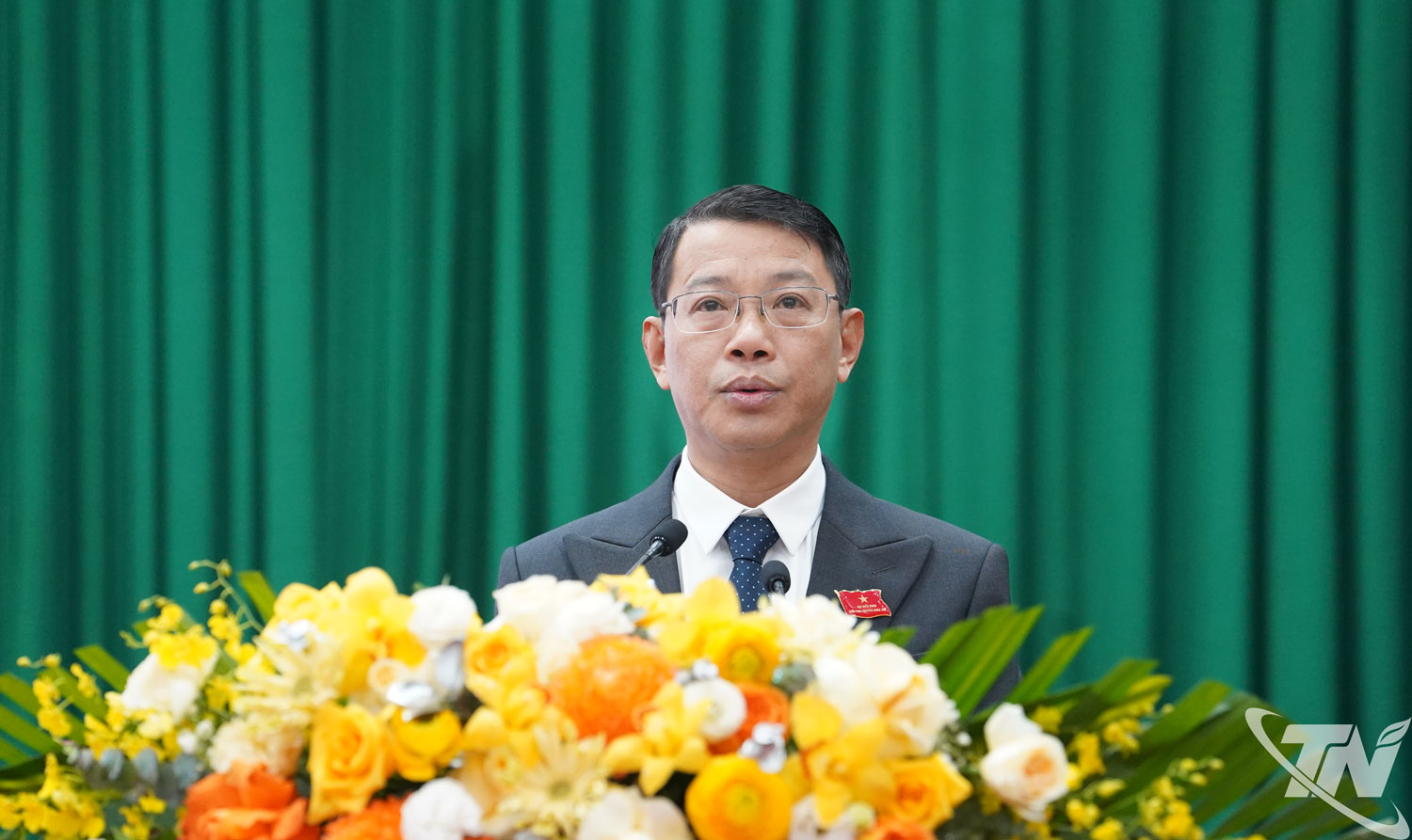 L&atilde;nh đạo Ban Kinh tế - Ng&acirc;n s&aacute;ch HĐND tỉnh tr&igrave;nh b&agrave;y b&aacute;o c&aacute;o thẩm tra c&aacute;c b&aacute;o c&aacute;o, tờ tr&igrave;nh tại Kỳ họp.