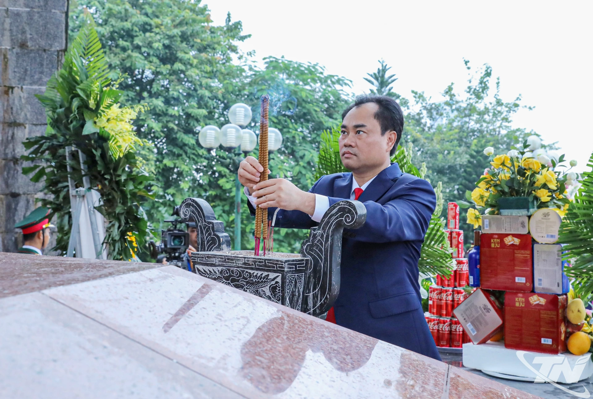 Đồng chí Bí thư Tỉnh ủy Trịnh Việt Hùng thắp hương tưởng nhớ, tri ân các Anh hùng liệt sĩ.