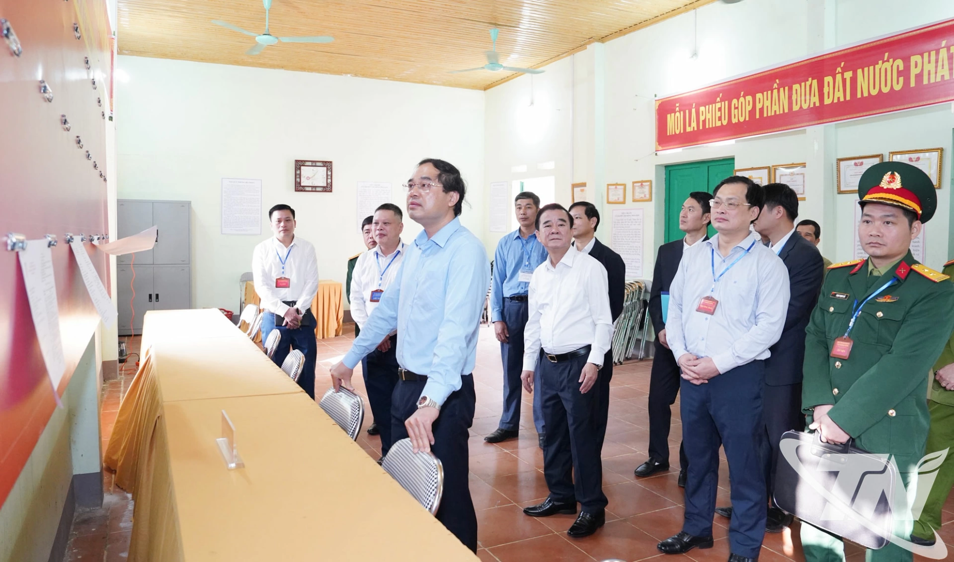 Đồng chí Bí thư Tỉnh ủy Trịnh Xuân Trường kiểm tra công tác chuẩn bị bầu cử tại Khu vực bỏ phiếu số 14, xóm Na Rang, xã Nghinh Tường.