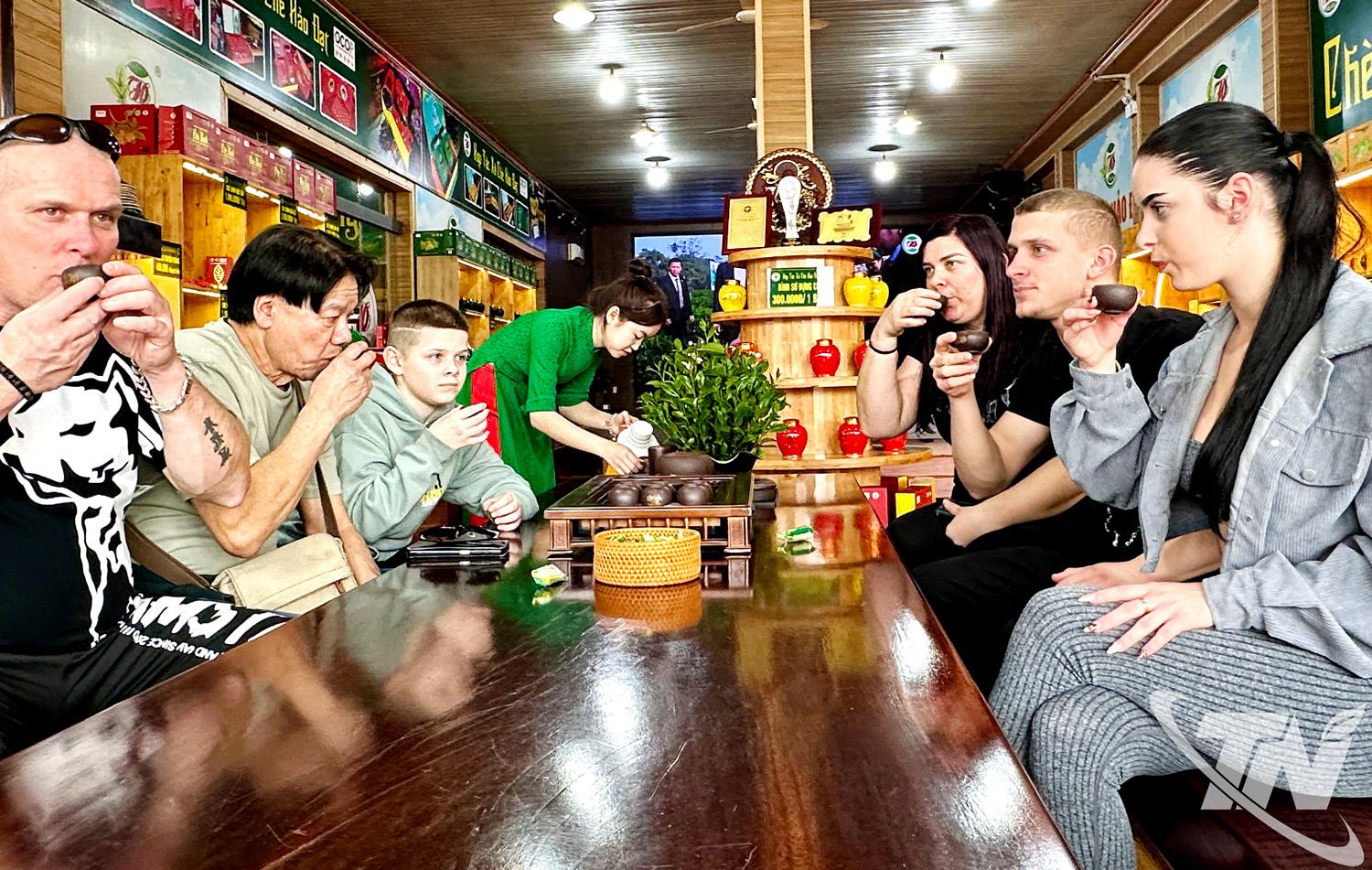 Trà Thái Nguyên được đông đảo bạn bè quốc tế   biết đến không chỉ là thức uống đặc sắc mà còn   mang nét văn hóa truyền thống lâu đời giàu bản sắc.