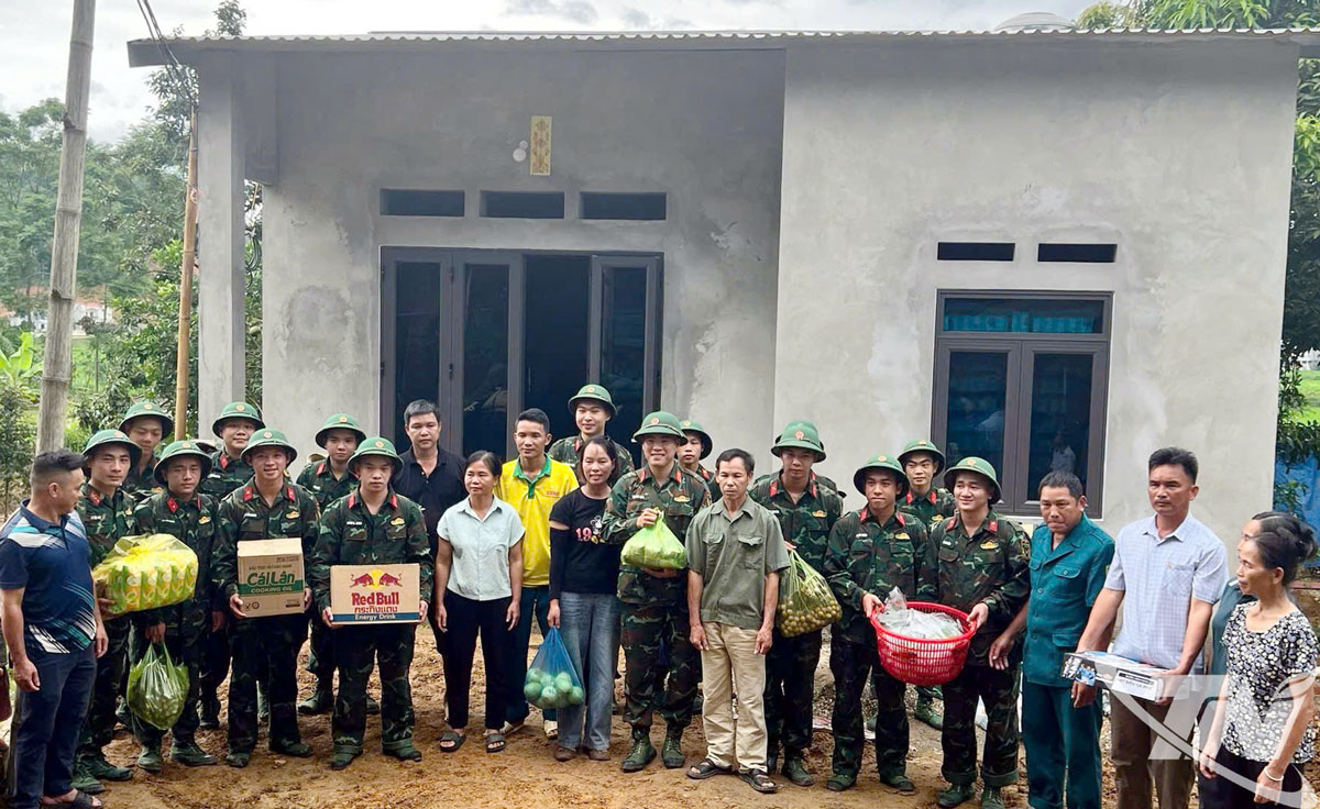 Gia đình bà Linh Thị Nự ở thôn An Phát, xã Thanh Mai trong ngày nhận bàn giao nhà