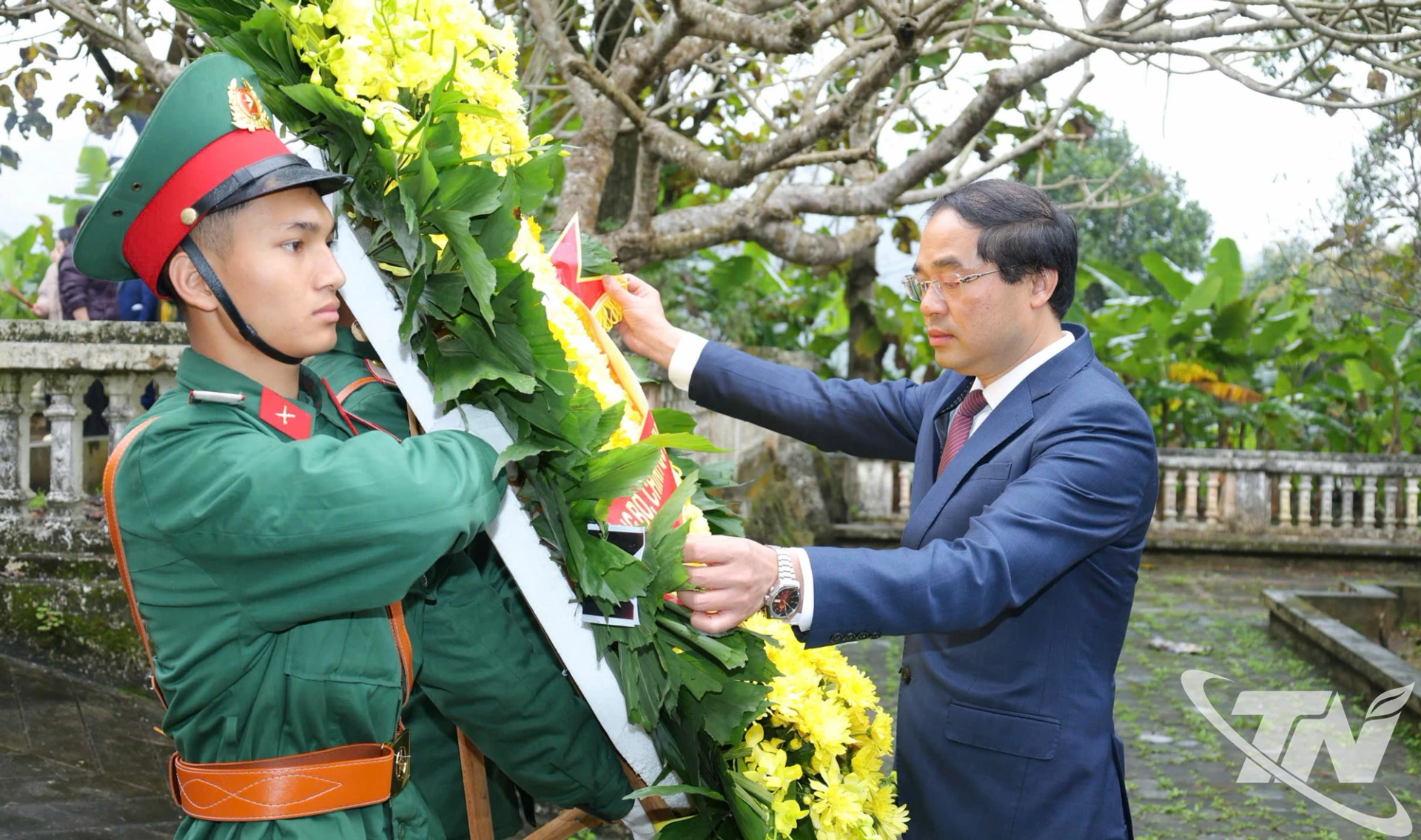 Đồng chí Bí thư Tỉnh ủy chỉnh vòng hoa trước lễ dâng hương tại Di tích lịch sử Đồn Phủ Thông.