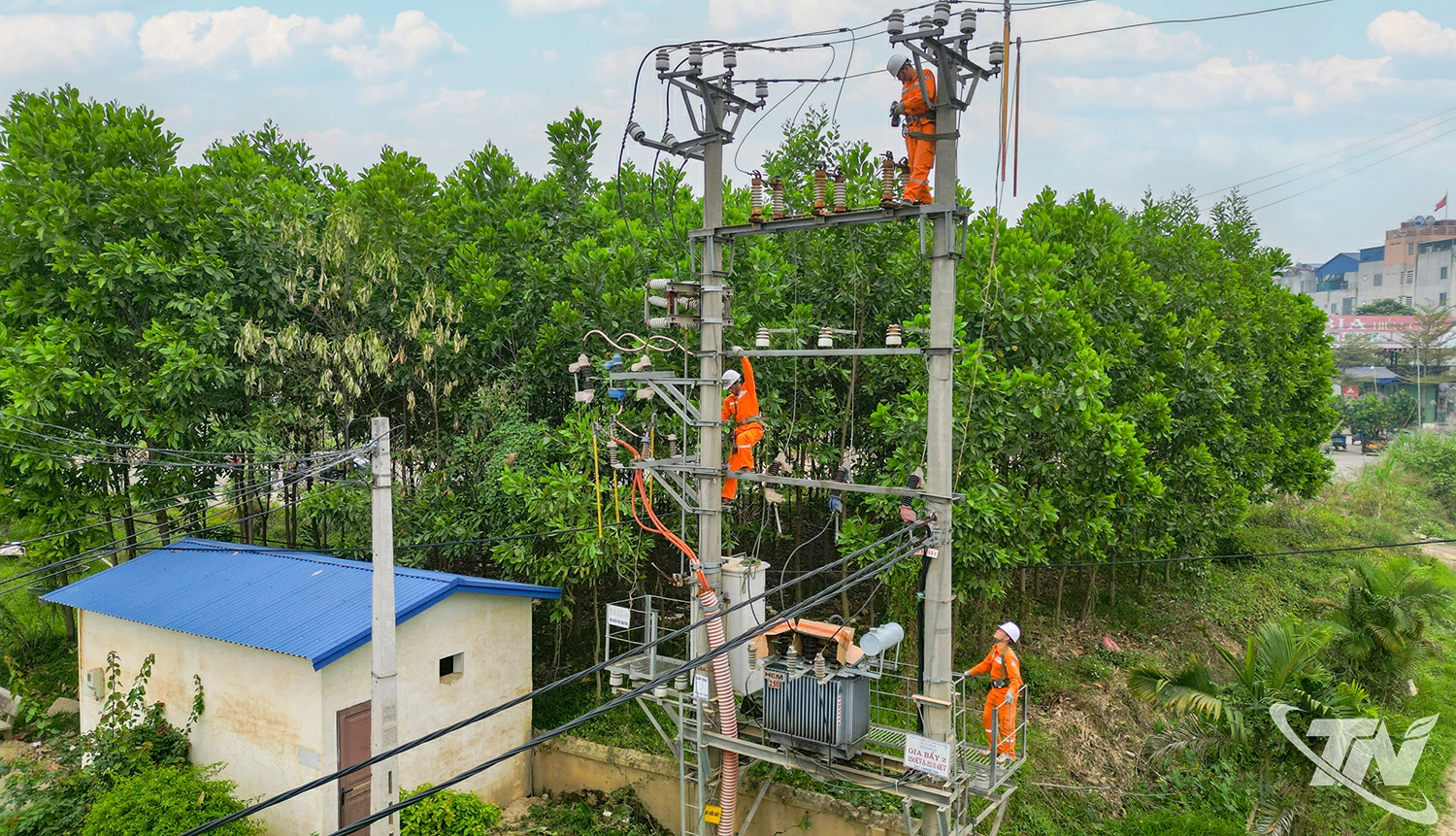 Công ty Điện lực Thái Nguyên kiểm tra, xử lý sự cố lưới điện, bảo đảm cấp điện an toàn, liên tục.