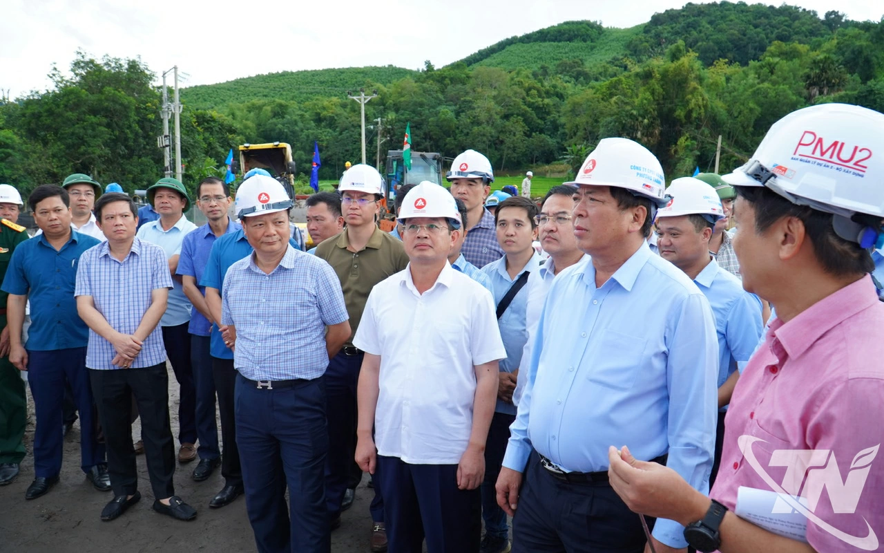 Đoàn công tác kiểm tra thực địa Dự án đầu tư xây dựng tuyến Chợ Mới - Bắc Kạn.