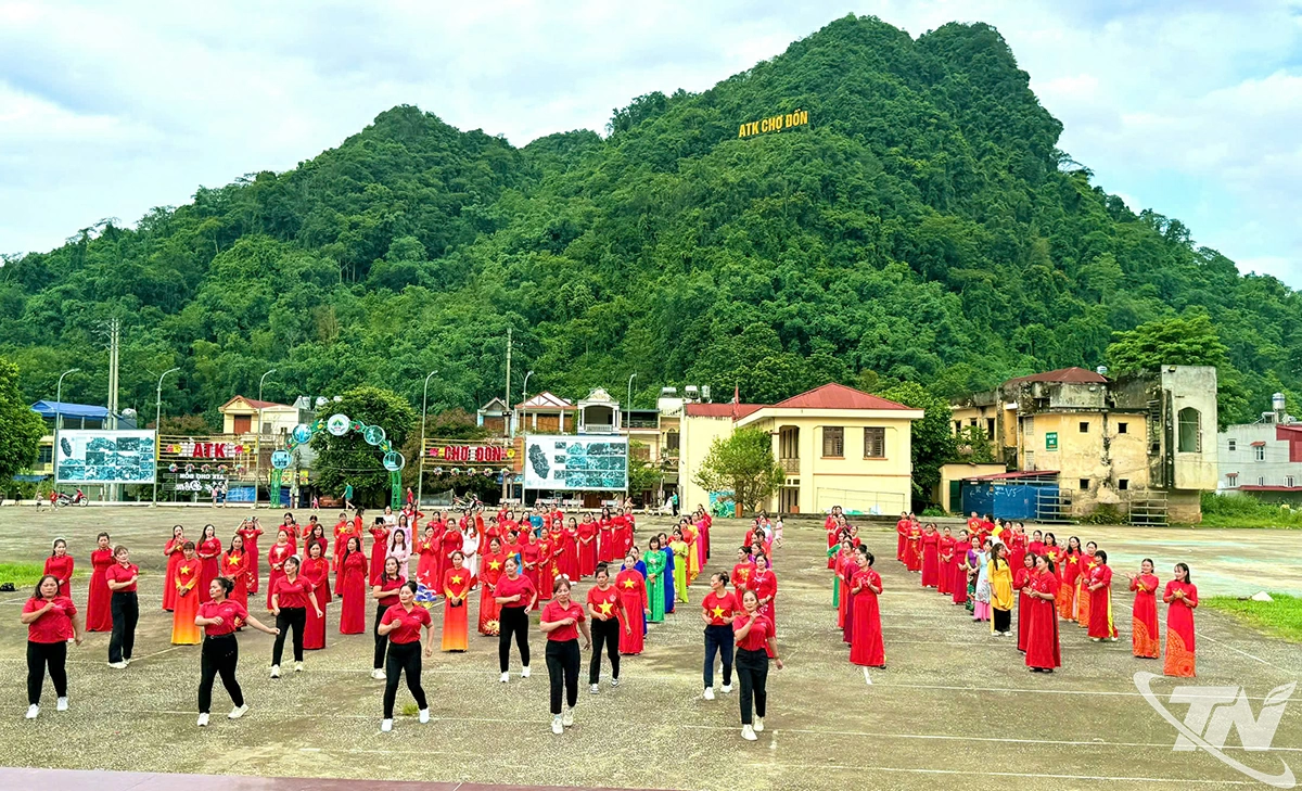 Chị em phụ nữ tại xã Chợ Đồn tham gia đồng diễn dân vũ chào mừng ngày Quốc khánh 2-9.