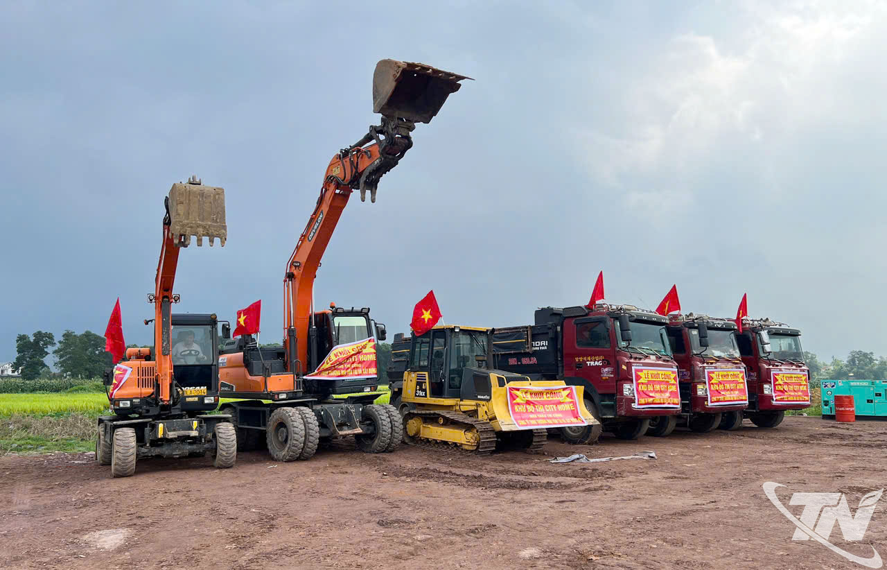 Máy móc được tập kết để sẵn sàng thi công.