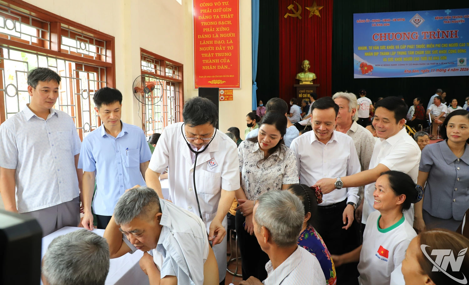 Khám bệnh, cấp phát thuốc miễn phí cho người cao tuổi.