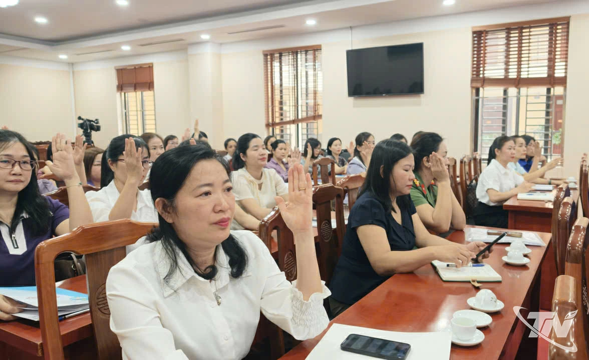 Các đại biểu biểu quyết bầu Phó Chủ tịch Hội Liên hiệp Phụ nữ tỉnh nhiệm kỳ 2025-2030.