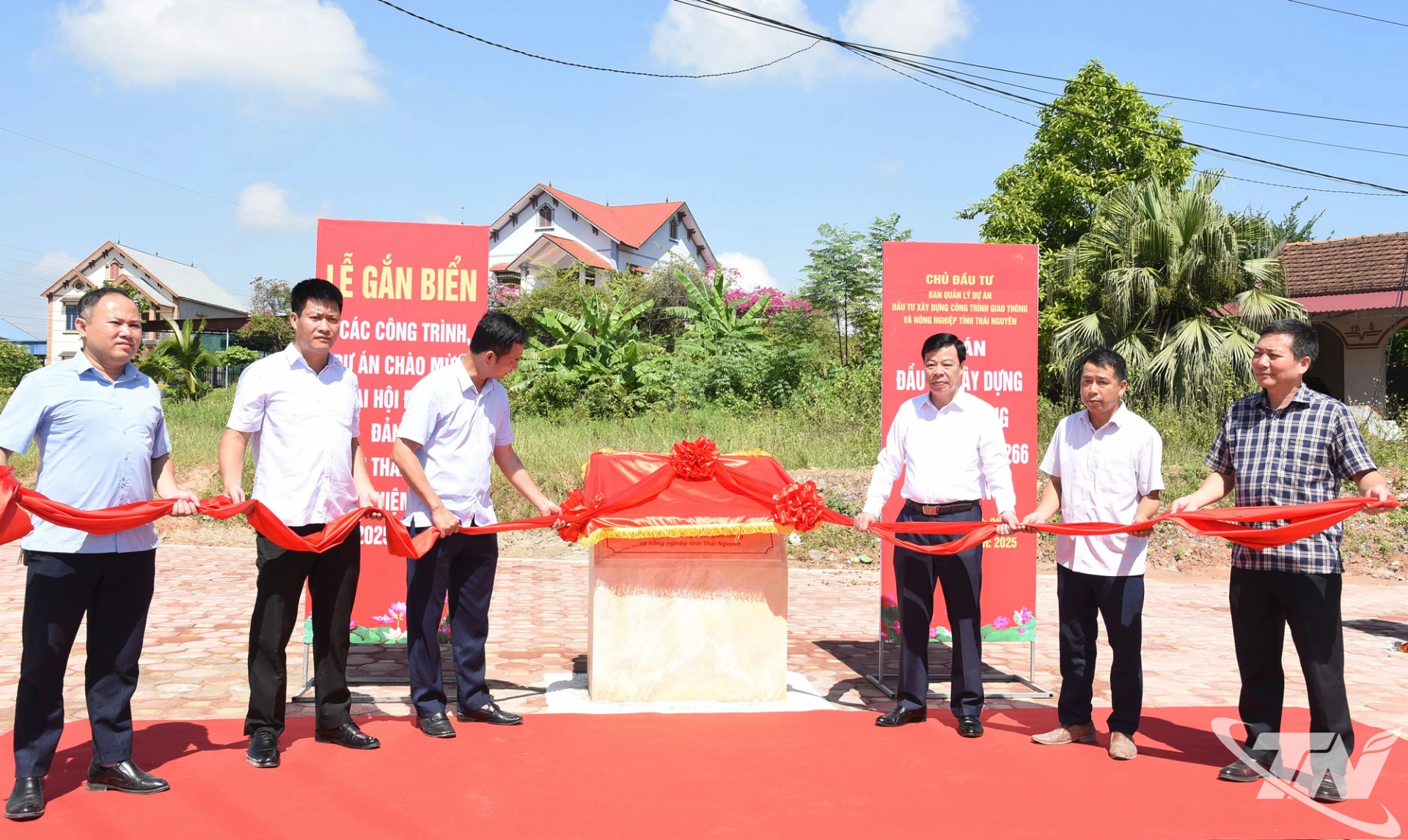 Các đại biểu thực hiện nghi thức gắn biển công trình chào mừng Đại hội đại biểu Đảng bộ tỉnh Thái Nguyên lần thứ I: Tuyến đường nối ĐT.261 - ĐT.266.