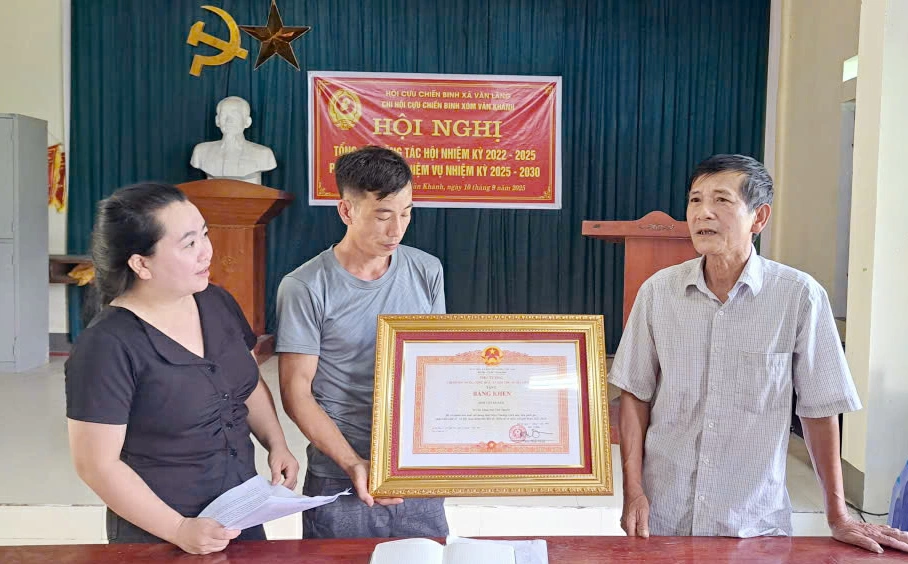 Trưởng xóm Lưu Bích Trường (giữa) và các đồng chí trong cấp ủy xóm phấn khởi, tự hào khi xóm được nhận Bằng khen của Thủ tướng Chính phủ.