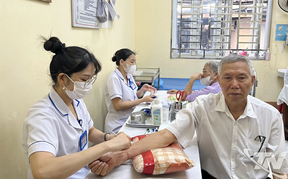 Bác sĩ khám, điều trị cho bệnh nhân tại Bệnh viện C Thái Nguyên.