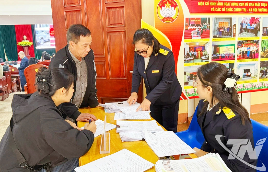 C&aacute;n bộ Thuế cơ sở 6 tuy&ecirc;n truyền tới hộ kinh doanh về x&oacute;a bỏ thuế kho&aacute;n, chuyển sang k&ecirc; khai.  