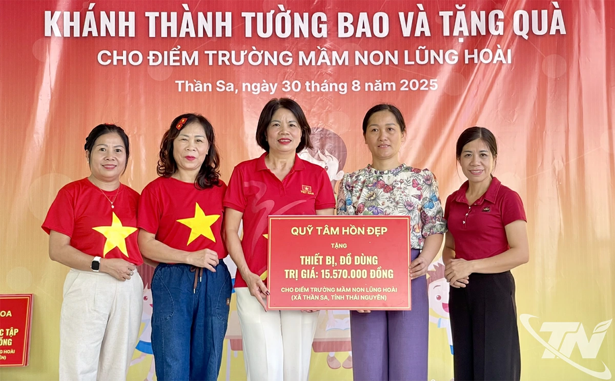 Nhà tài trợ trao biển hỗ trợ nhà trường xây tường bao cho Điểm trường Lũng Hoài.