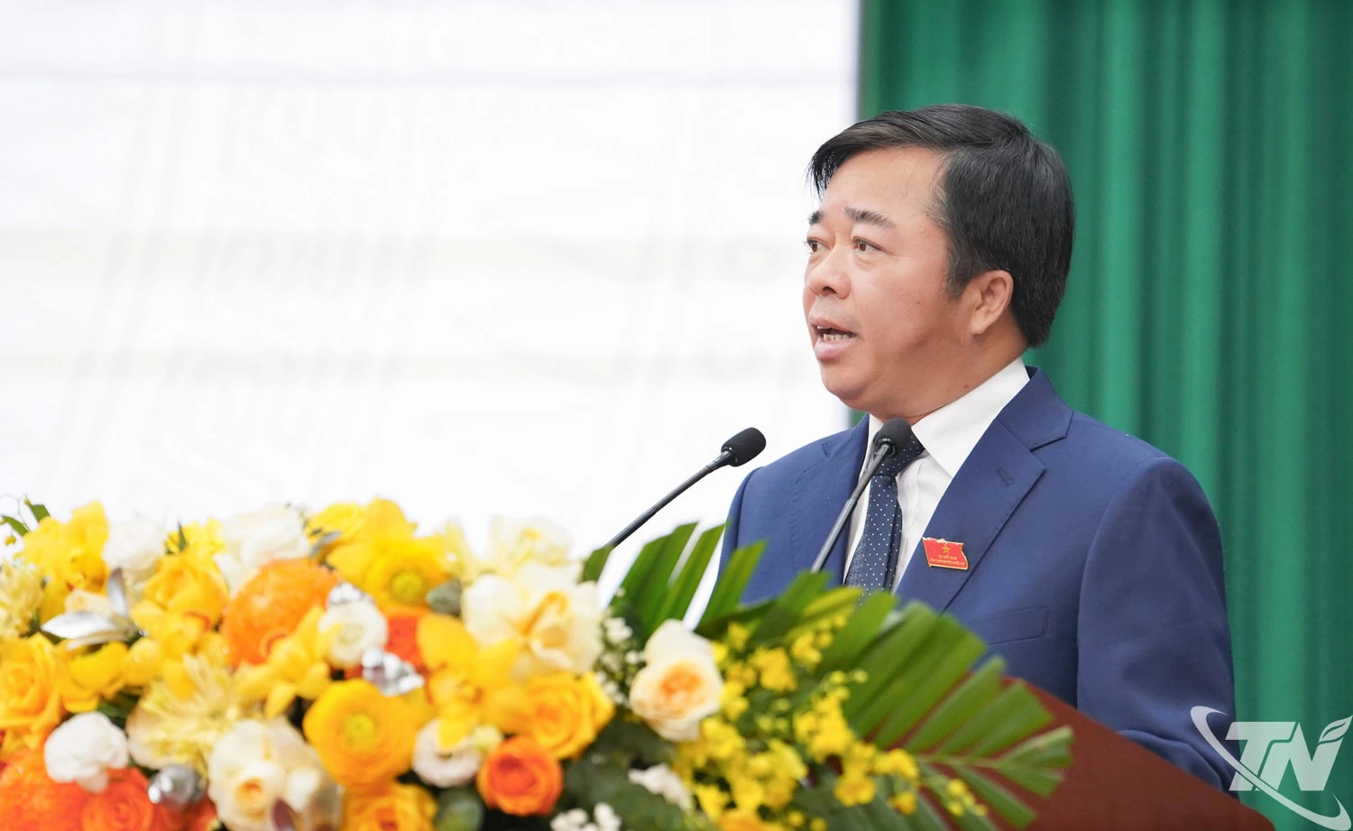 Đồng ch&iacute; Ph&oacute; Chủ tịch Thường trực UBND tỉnh B&ugrave;i Văn Lương ph&aacute;t biểu tại Kỳ họp.