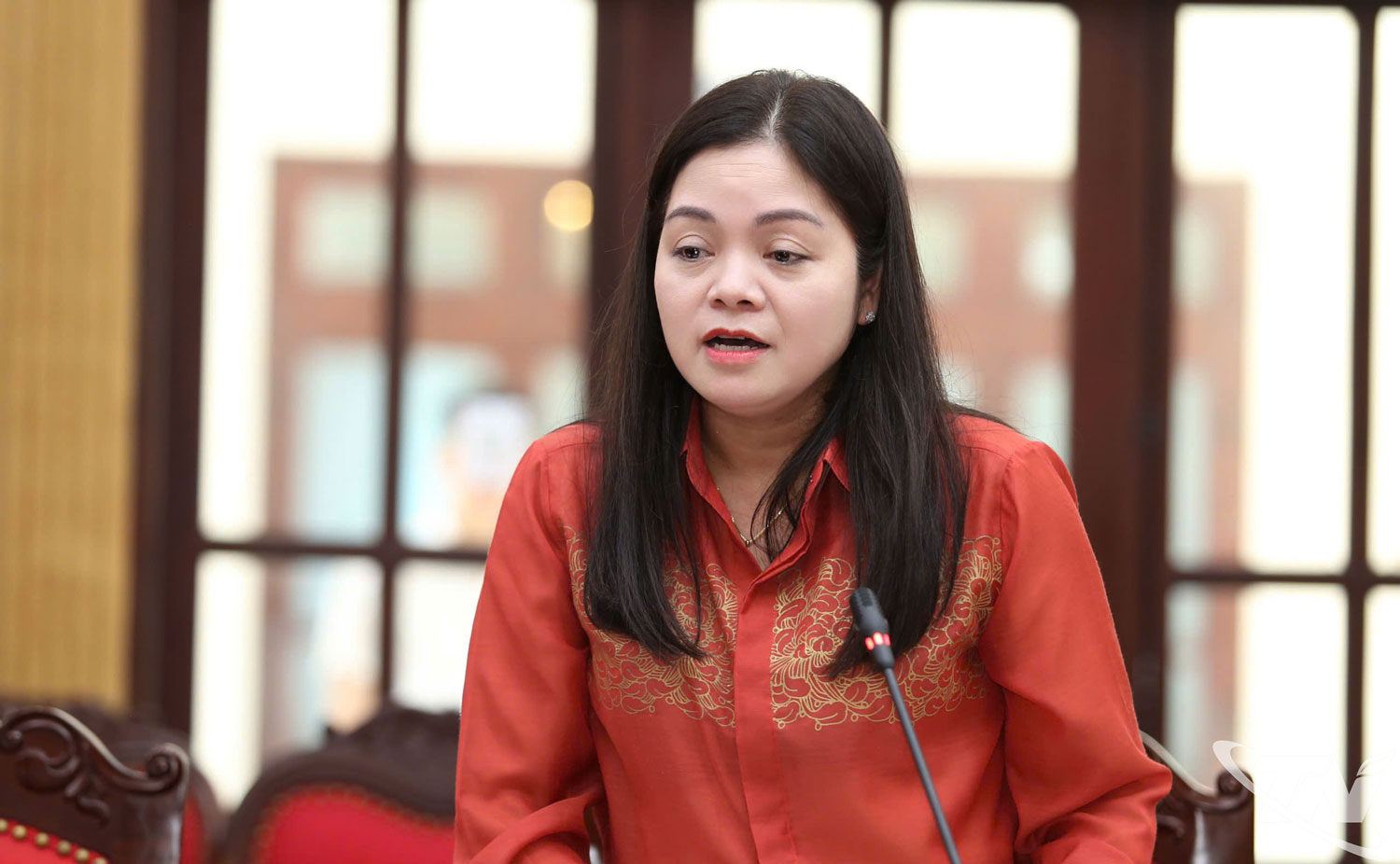 Đồng chí Phó Chủ tịch UBND tỉnh Nguyễn Thị Loan, Phó Trưởng Tiểu ban Tổ chức phục vụ Đại hội, báo cáo tại Hội nghị.