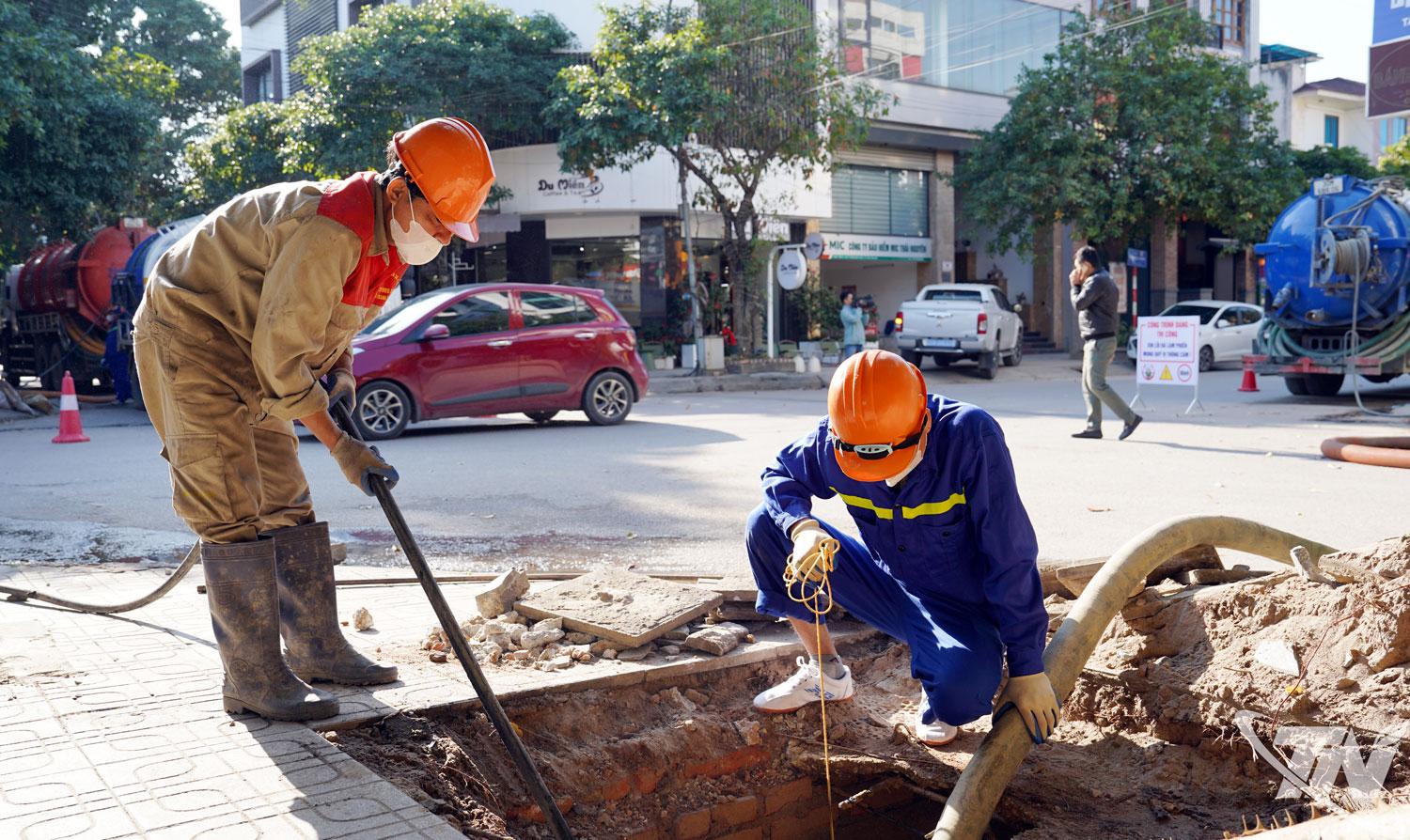 C&ocirc;ng ty TNHH MTV tho&aacute;t nước v&agrave; ph&aacute;t triển hạ tầng đ&ocirc; thị Th&aacute;i Nguy&ecirc;n đang huy động tối đa m&aacute;y m&oacute;c chuy&ecirc;n dụng, xe h&uacute;t b&ugrave;n v&agrave; xe phun &aacute;p lực để đẩy nhanh tiến độ nạo v&eacute;t c&aacute;c tuyến cống ngầm, r&atilde;nh ngầm, hố ga v&agrave; hố thu nước trong khu d&acirc;n cư của phường Phan Đ&igrave;nh Ph&ugrave;ng.
