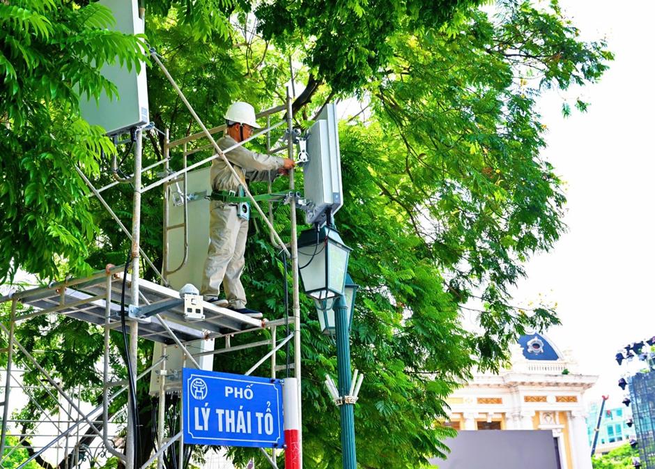 Đội ngũ kỹ thuật đang lắp đặt, bổ sung mạng lưới tại các tuyến phố quan trọng diễn ra các hoạt động kỷ niệm Quốc khánh 2-9