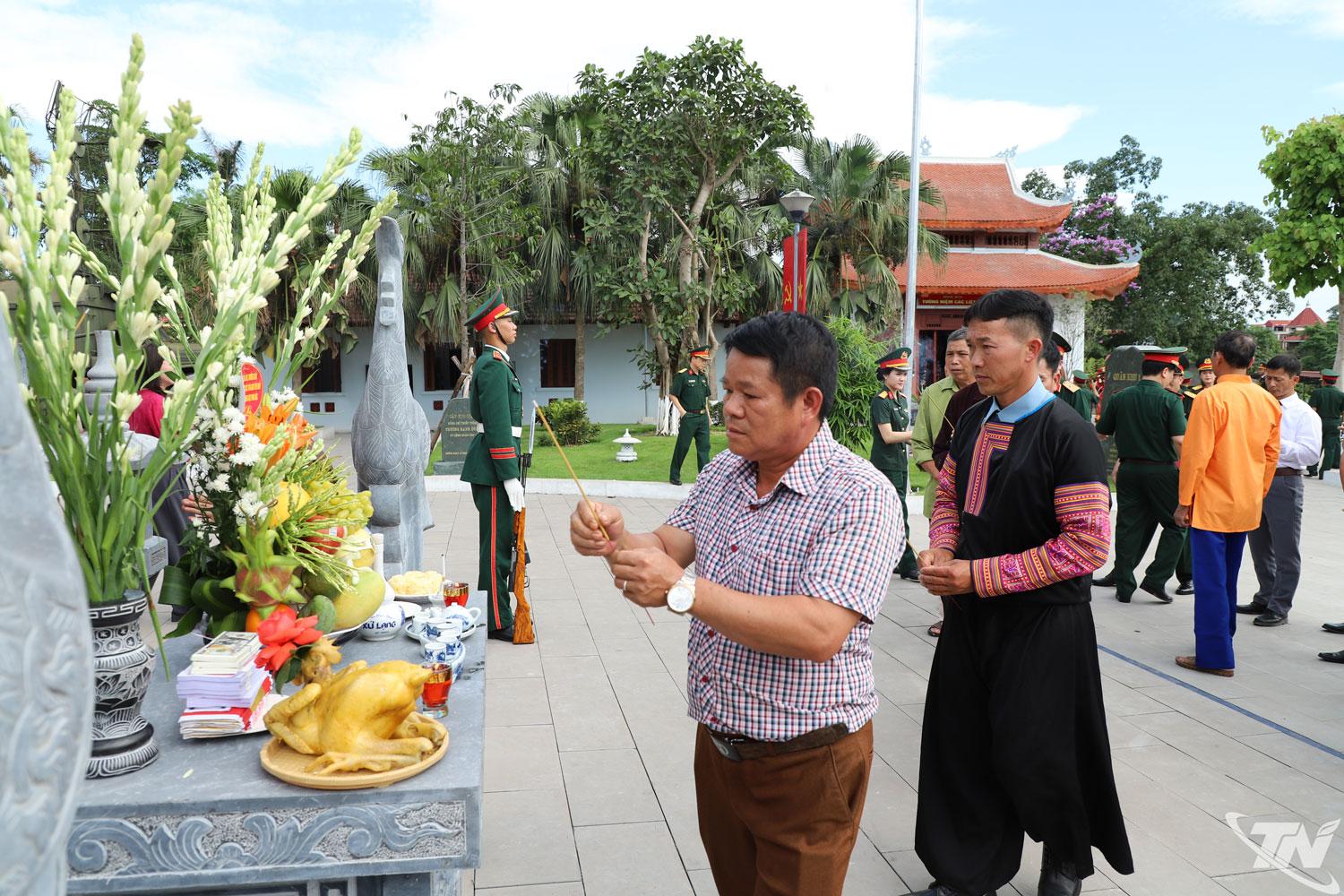 Dâng hương tưởng niệm các Anh hùng liệt sĩ.