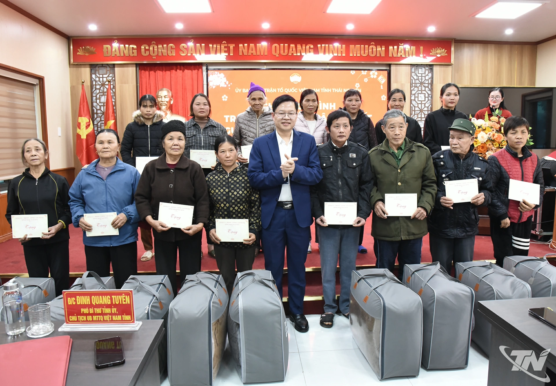 Đồng chí Đinh Quang Tuyên tặng quà Tết các hộ nghèo, hộ cận nghèo tại xã Thanh Mai.