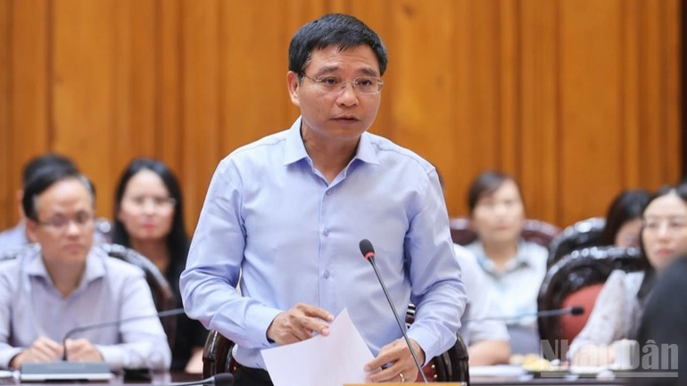 Bộ trưởng Tài chính Nguyễn Văn Thắng phát biểu ý kiến tại cuộc họp. (Ảnh: TRẦN HẢI)