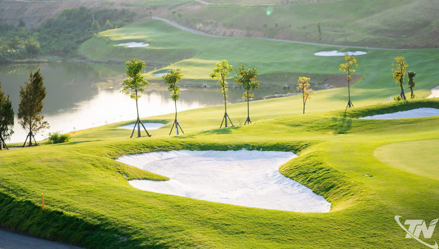 Sân golf Glory với 18 hố theo tiêu chuẩn quốc tế.