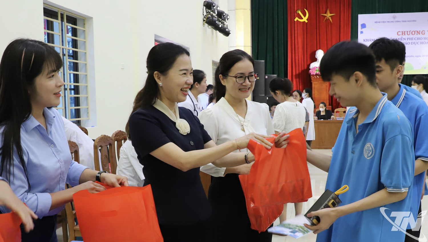 Đại diện Bệnh viện Trung ương Thái Nguyên tặng quà cho các em học sinh.