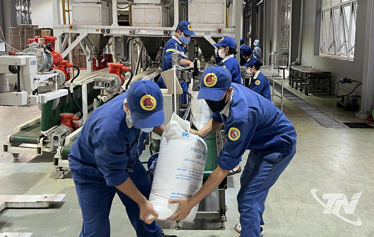 D&acirc;y chuyền sản xuất thuốc nổ ANFO l&agrave;m nguy&ecirc;n liệu   sản xuất thuốc nổ nhũ tương rời v&agrave; đa dạng h&oacute;a sản   phẩm vật liệu nổ c&ocirc;ng nghiệp của C&ocirc;ng ty TNHH MTV   Cơ điện v&agrave; Vật liệu nổ 31 - đơn vị đoạt giải tại Hội thi   S&aacute;ng tạo kỹ thuật do Li&ecirc;n hiệp c&aacute;c Hội Khoa học v&agrave;    Kỹ thuật tỉnh Th&aacute;i Nguy&ecirc;n tổ chức.