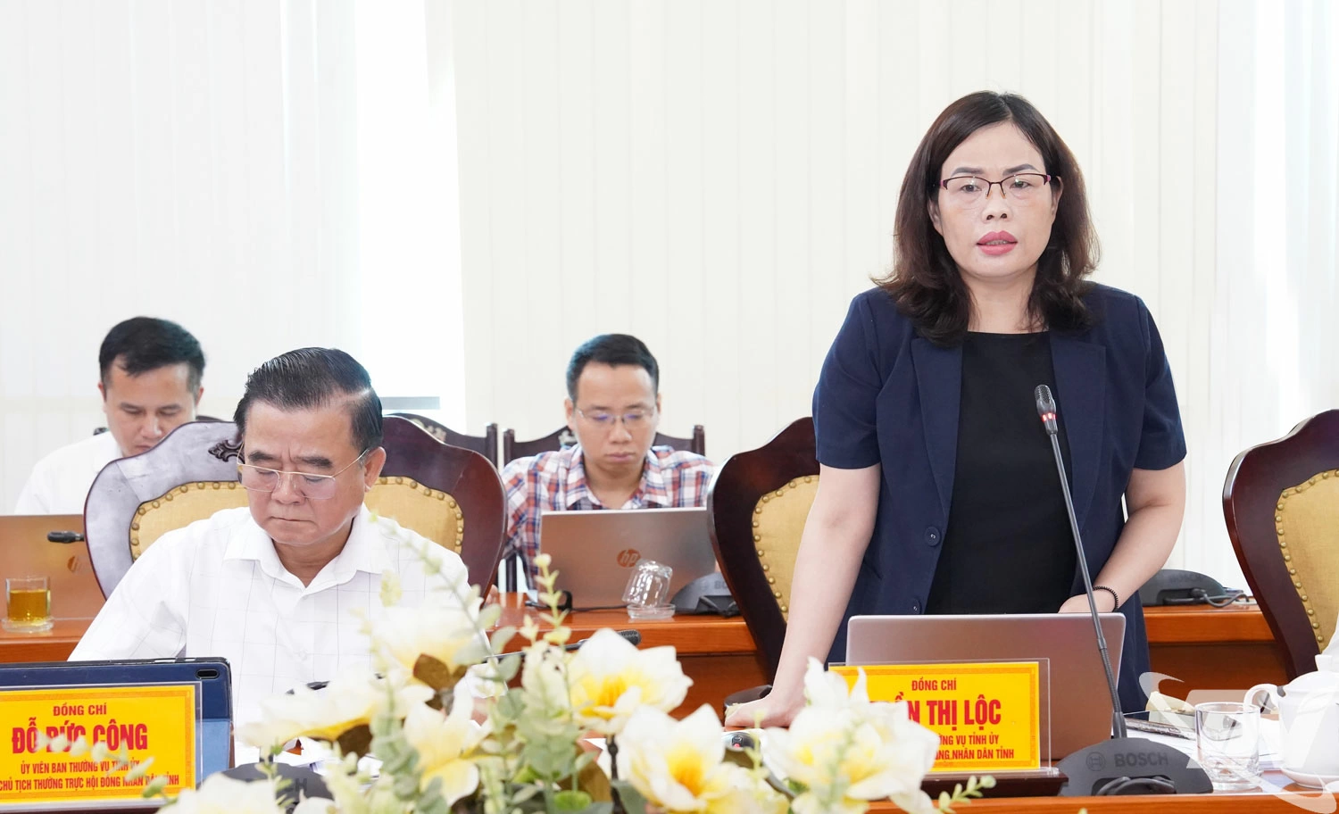 Đồng chí Trần Thị Lộc, Ủy viên Ban Thường vụ Tỉnh ủy, Phó Chủ tịch HĐND tỉnh, thảo luận tại Hội nghị.