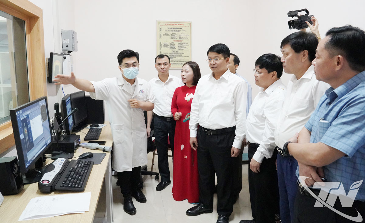 Đồng chí Phó Chủ tịch UBND tỉnh Nông Quang Nhất thăm hệ thống cộng hưởng từ tích hợp trí tuệ nhân tạo (AI) của Bệnh viện C Thái Nguyên.